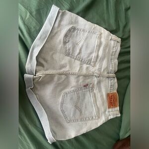 Levi’s mom short